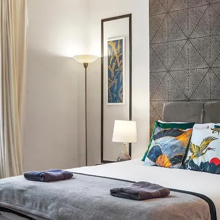 3 Bedroom Townhouse On Harrogate's Famous Stray *