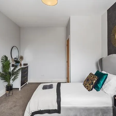 3 Bedroom Townhouse On Harrogate's Famous Stray *