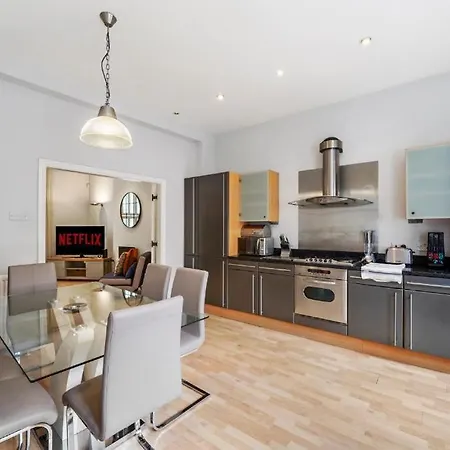 Holiday home 3 Bedroom Townhouse On Harrogate's Famous Stray