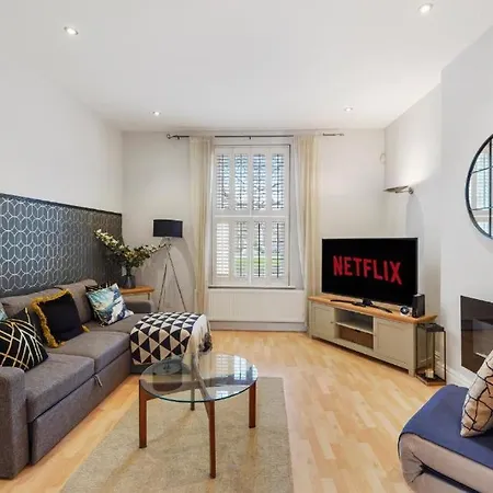 3 Bedroom Townhouse On Harrogate's Famous Stray *