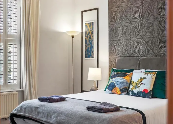 3 Bedroom Townhouse On Harrogate's Famous Stray *