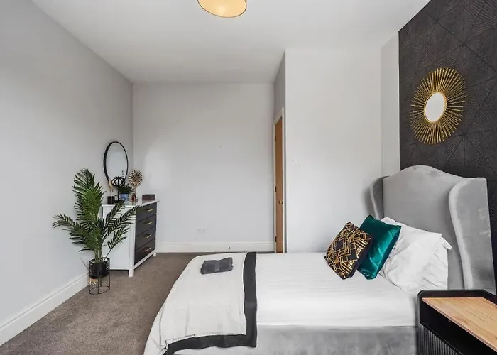 3 Bedroom Townhouse On Harrogate's Famous Stray *